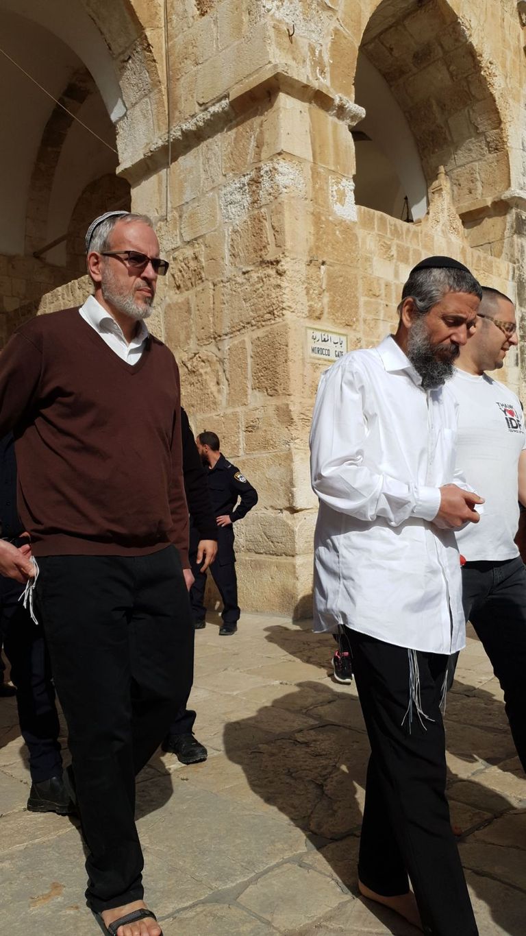 المستوطنون خلال اقتحامهم باحات المسجد الأقصى المسجد الأقصى يتعرض لاقتحام من المستوطنيين لليوم الثالث على التوالي