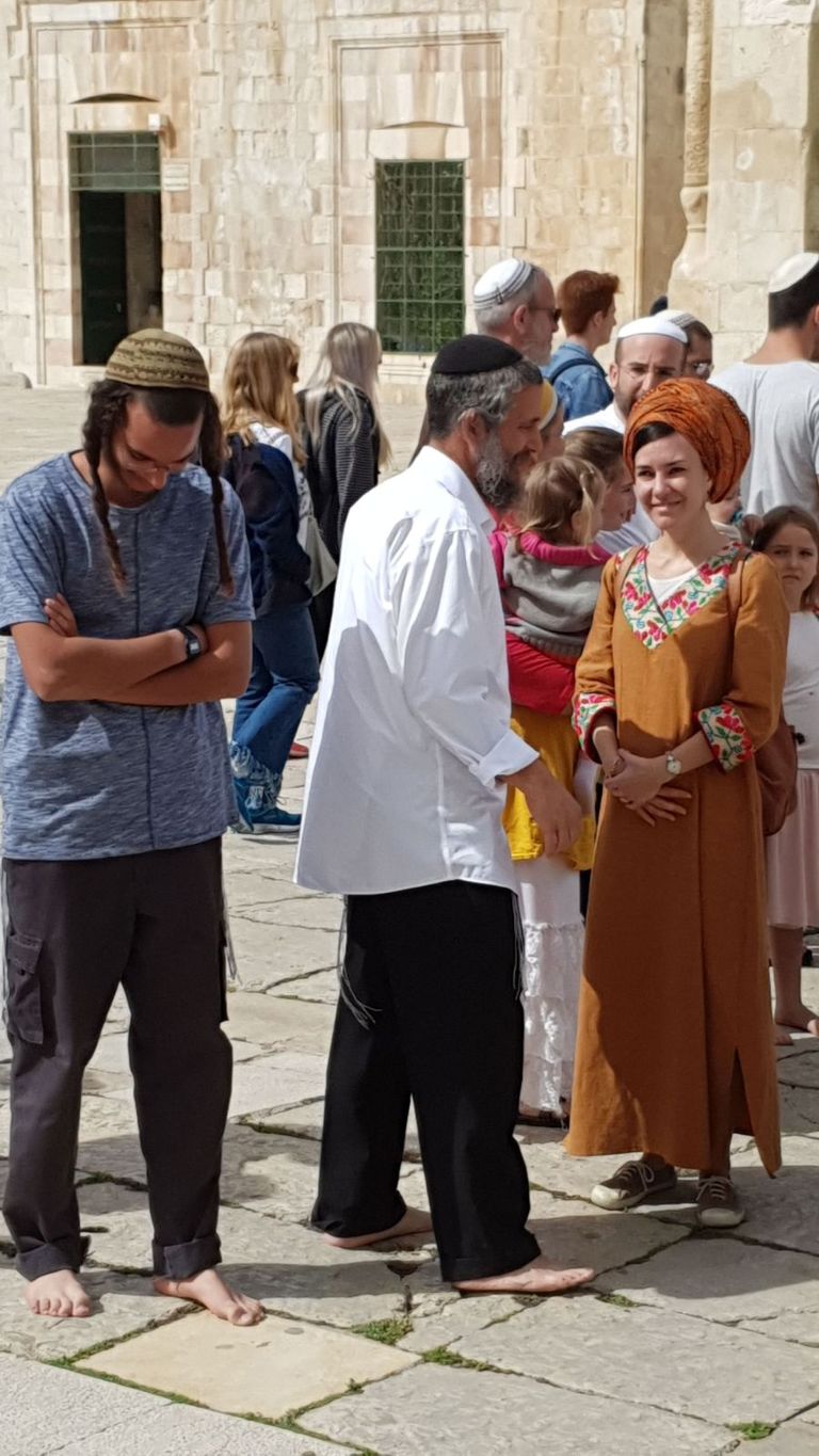 المستوطنون خلال اقتحامهم باحات المسجد الأقصى المسجد الأقصى يتعرض لاقتحام من المستوطنيين لليوم الثالث على التوالي