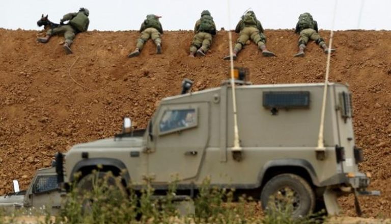 قوات الاحتلال تطلق الرصاص على الفلسطنيين شبان فلسطينيون يحملون جثة إحدى الشهداء