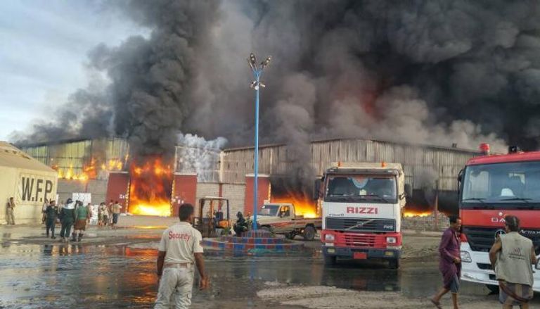 حريق مخازن برنامج الأغذية في ميناء الحديدة