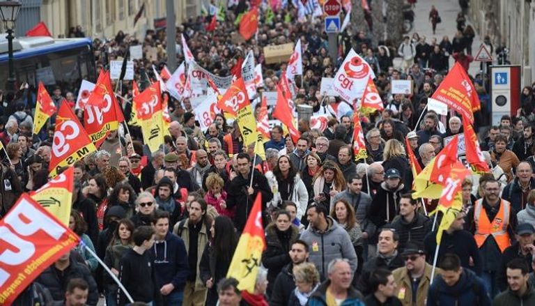 عمال السكك الحديدية في فرنسا يبدأون إضرابا لمدة 3 أشهر 