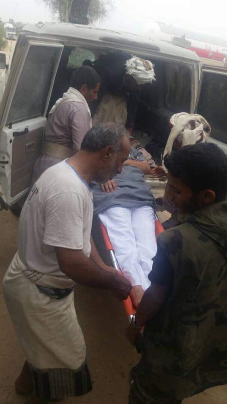 أهالي المعتقل جمال العمري يحملونه على سرير عقب الإفراج عنه المعتقل جمال المعمري عقب خروجه من سجون الحوثي