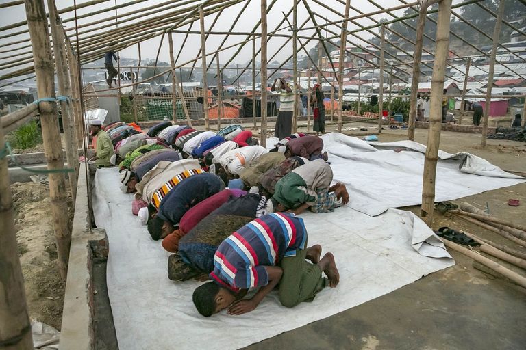 عدد من مواطني الروهينجا يؤدون الصلاة بأحد المخيمات جسور من البامبو في مخيمات الروهينجا ببنجلاديش