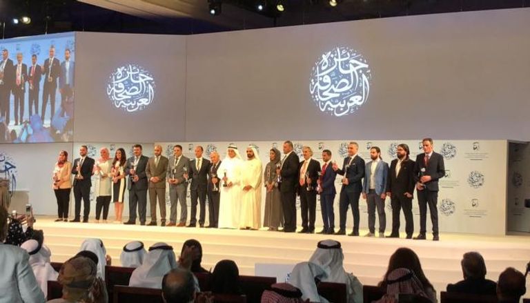 محمد بن راشد يكرّم الفائزين بجائزة الصحافة العربية