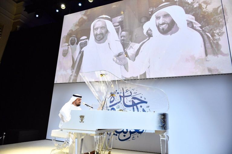 محمد بن راشد يكرّم الفائزين بجائزة الصحافة العربية