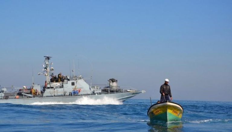 قارب صيد فلسطيني وقطعة بحرية عسكرية تابعة لإسرائيل - أرشيفية