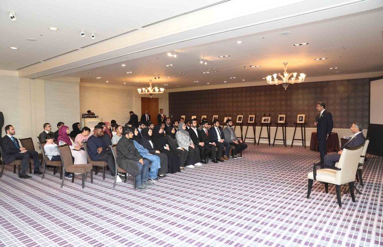 وزير الخارجية والتعاون الدولي الإماراتي يلتقي الطلبة الدارسين في اليابان