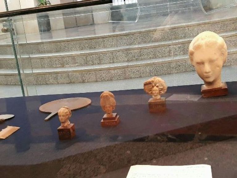 من منحوتات المعرض جانب من معرض أيقونة الجمال عبر العصور بمتحف السويس