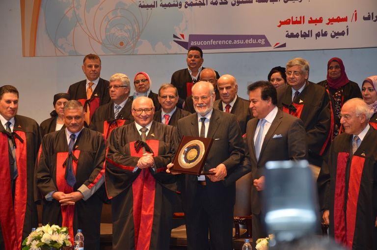 جانب من المكرمين مؤتمر جامعة عين شمس السابع