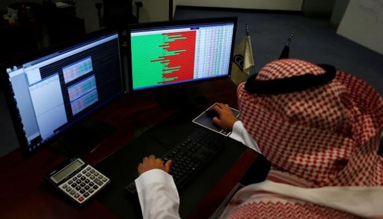 مستثمر يتابع عمليات البيع والشراء بإحدى شركات السمسرة في الرياض