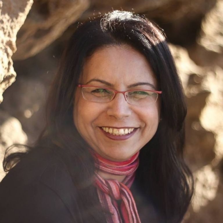 الروائية المغربية لطيفة باقا