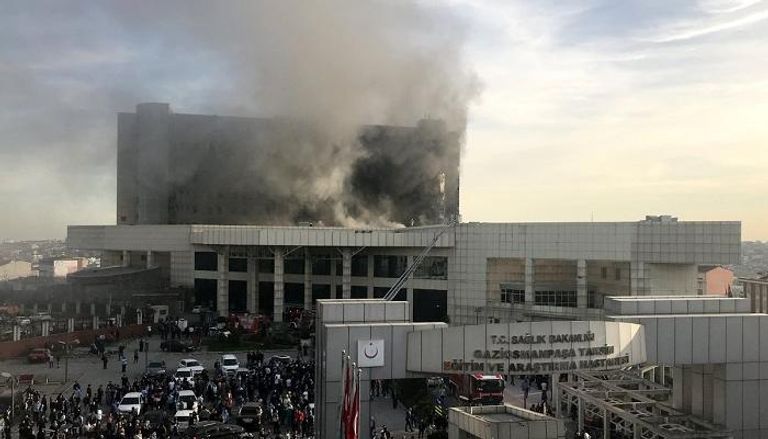 أعمدة الدخان تتصاعد من مبنى المستشفى