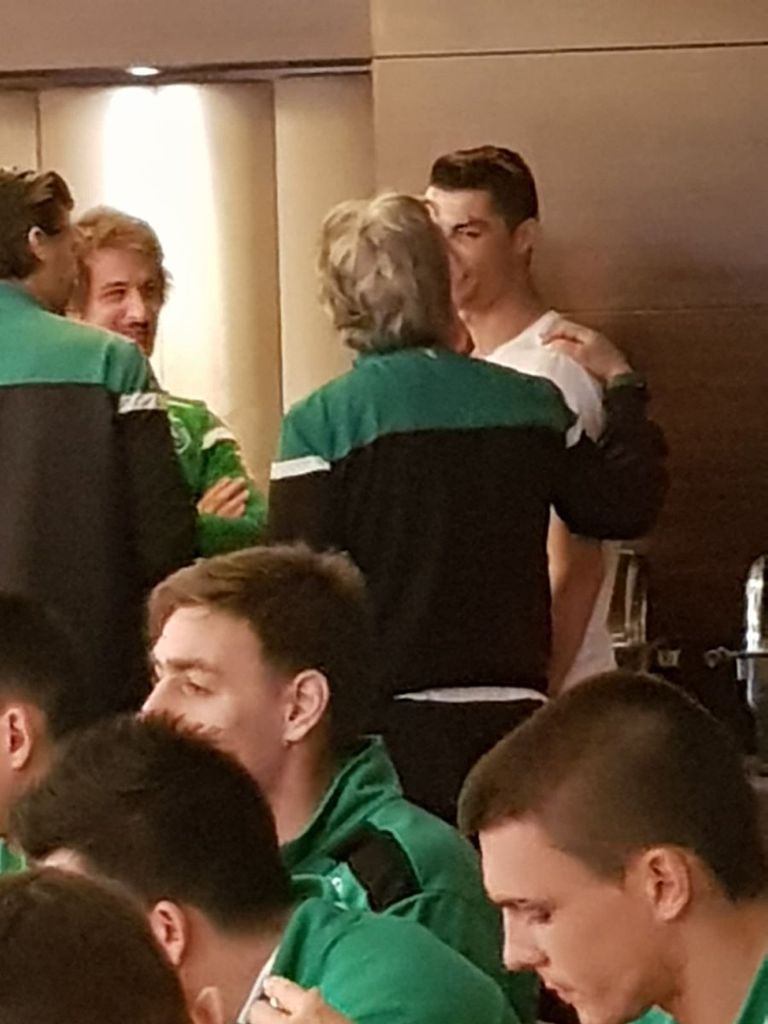 كريستيانو رونالدو مع أعضاء فريق سبورتنج لشبونة