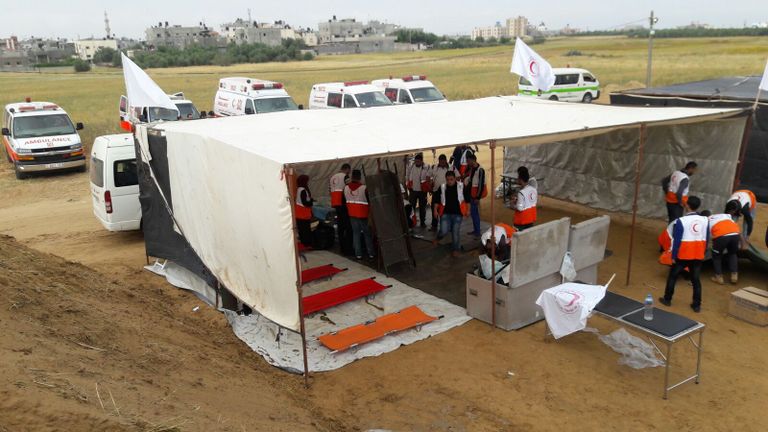مستشفيات ميدانية لعلاج المصابين الإطارات المجمعة لإشعالها خلال المسيرات