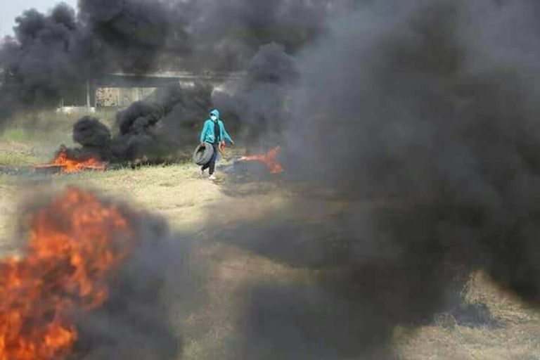 حرق الكاوتشوك الإطارات المجمعة لإشعالها خلال المسيرات