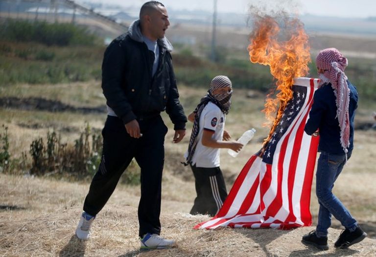 حرق العلم الأمريكي خلال المسيرة