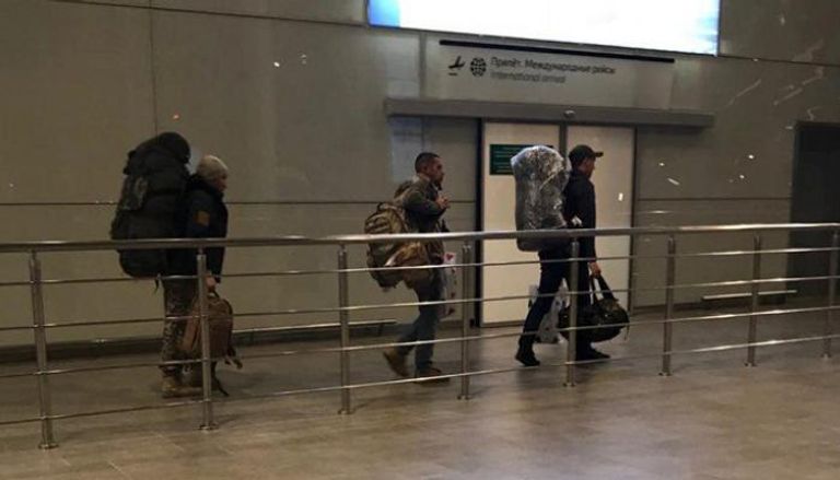 متعاقدون بصالة المغادرة فى مطار روستوف جنوب روسيا - رويترز