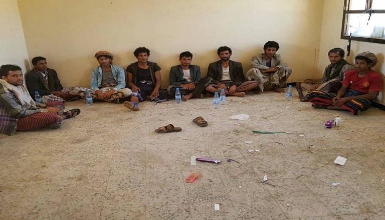 أسرى من مليشيات الحوثي الانقلابية في قبضة الجيش اليمني