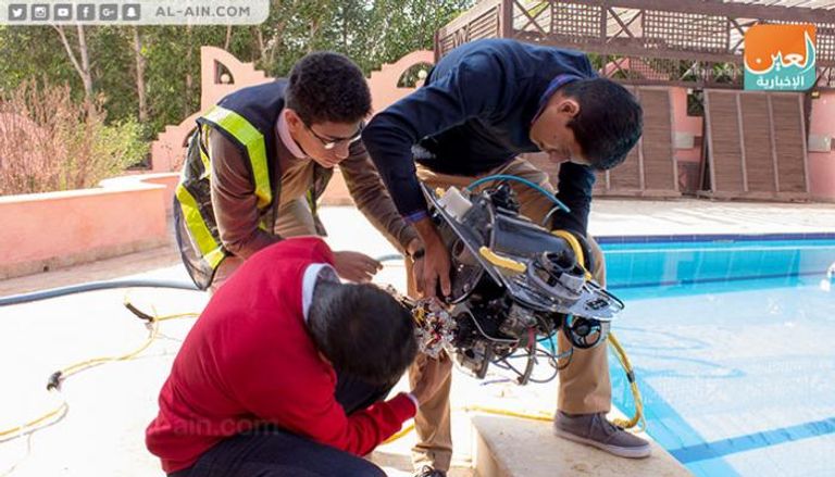 شباب مصري يطوّر من صناعة الغواصات الآلية 
