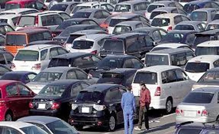 سوق للسيارات المستعملة دون زبائن تركيب السيارات في الجزائر