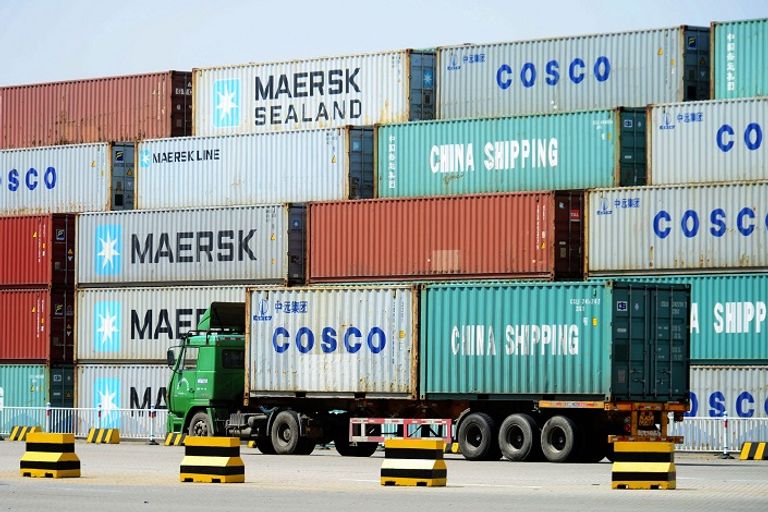 شاحنة تحمل صادرات صينية في أحد موانئ شنغهاي