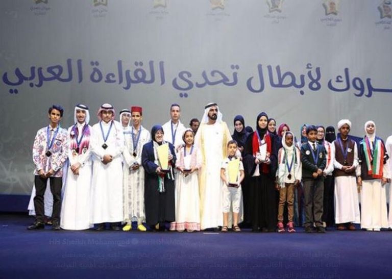 الشيخ محمد بن راشد مع بعض الطلاب المشاركين الشيخ محمد بن راشد مع بعض الطلاب المشاركين