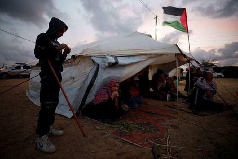 مخيمات مسيرة العودة جمع إطارات السيارات تمهيدا لحرقها