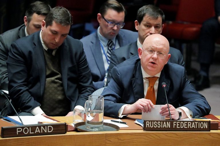 السفير الروسي، فاسيلي نيبينزيا- رويترز السفير الروسي خلال حديثه مع نظيرته البريطانية في مجلس الأمن- رويترز