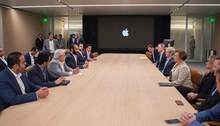 الأمير محمد بن سلمان خلال الاجتماع مع قيادات شركة أبل