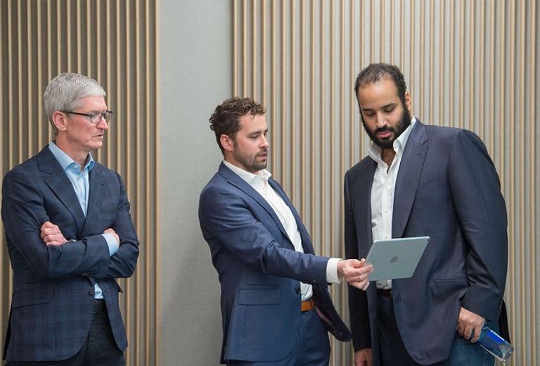 الأمير محمد بن سلمان خلال زيارة شركة أبل الأمير محمد بن سلمان خلال الاجتماع مع قيادات شركة أبل