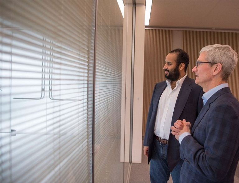 الأمير محمد بن سلمان خلال زيارة شركة أبل الأمير محمد بن سلمان خلال الاجتماع مع قيادات شركة أبل