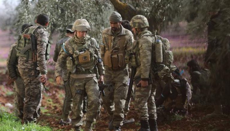 قوات تركية وعناصر سورية مسلحة موالية لها بشمال سوريا