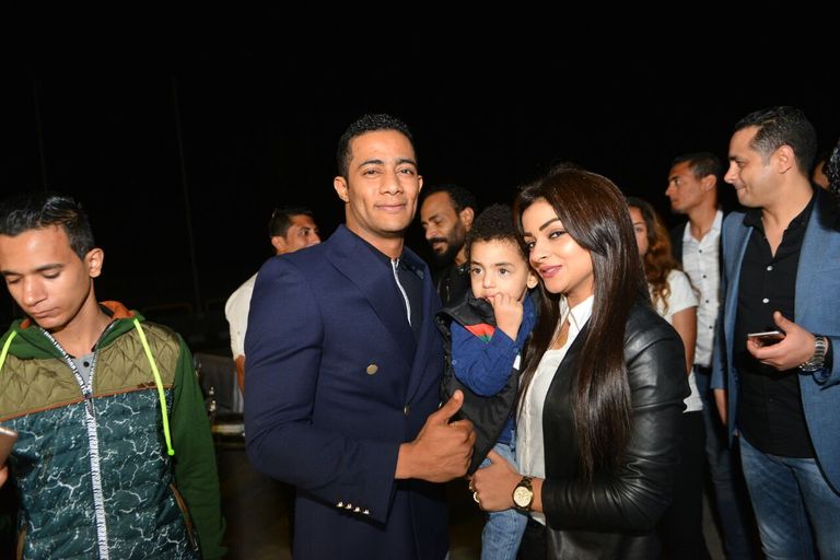 محمد رمضان يقبّل رأس شقيقته