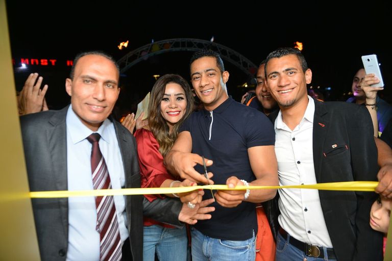 محمد رمضان يقبّل رأس شقيقته