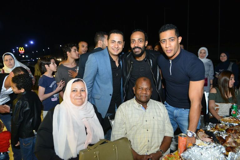 محمد رمضان يقبّل رأس شقيقته