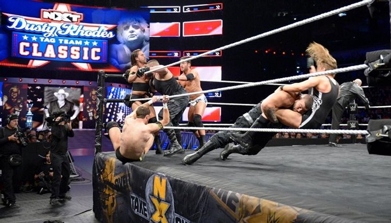 فريق "ذا أندسبيوتد إيرا" ومعهم رودريك سترونج بعد الفوز