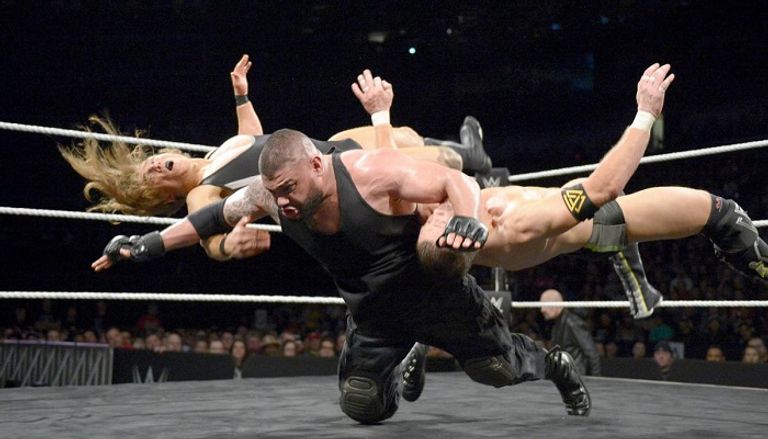 فريق "ذا أندسبيوتد إيرا" ومعهم رودريك سترونج بعد الفوز