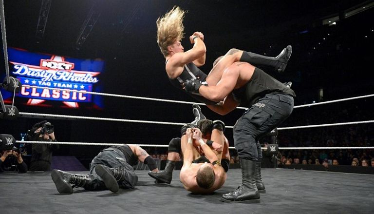 فريق "ذا أندسبيوتد إيرا" ومعهم رودريك سترونج بعد الفوز