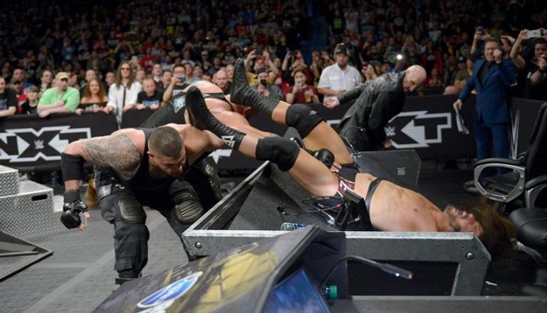 فريق "ذا أندسبيوتد إيرا" ومعهم رودريك سترونج بعد الفوز