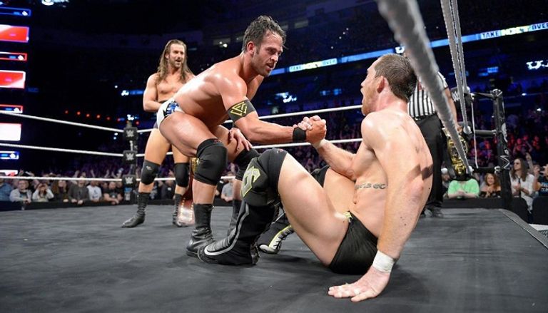 فريق "ذا أندسبيوتد إيرا" ومعهم رودريك سترونج بعد الفوز