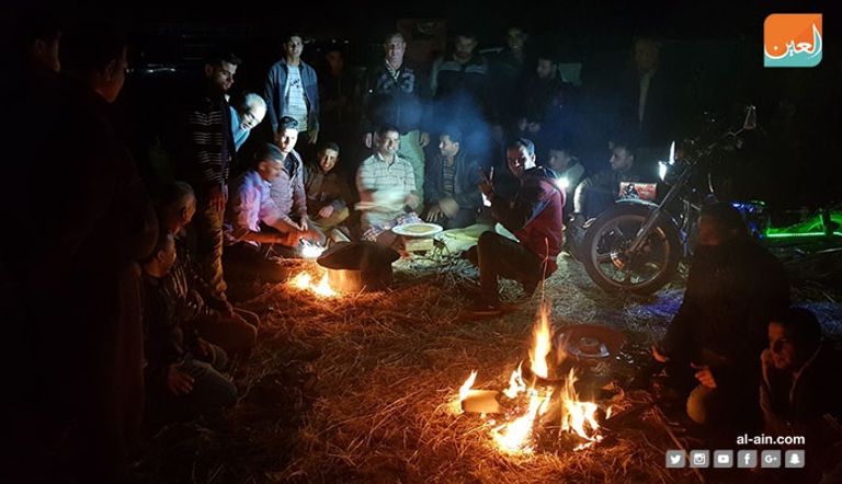 سمر وشواء بالليل في مخيمات العودة بغزة مخيم العودة المقام شرق خان يونس جنوب قطاع غزة
