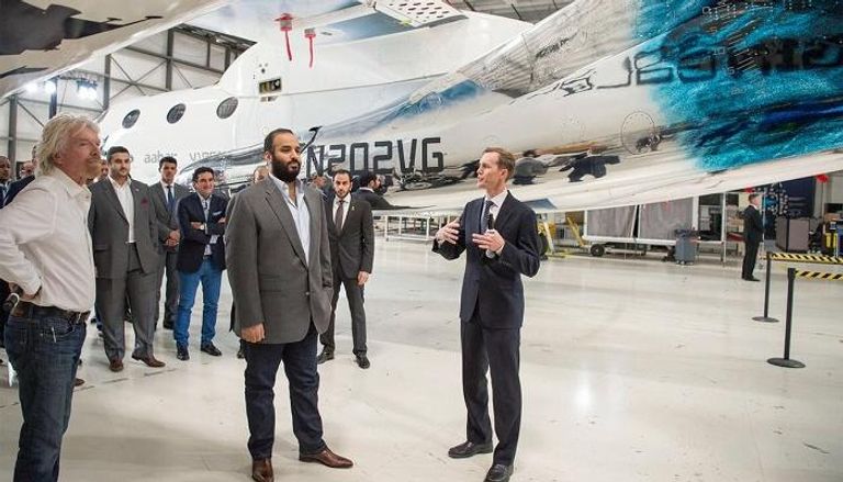 محمد بن سلمان خلال زيارة شركة أبل