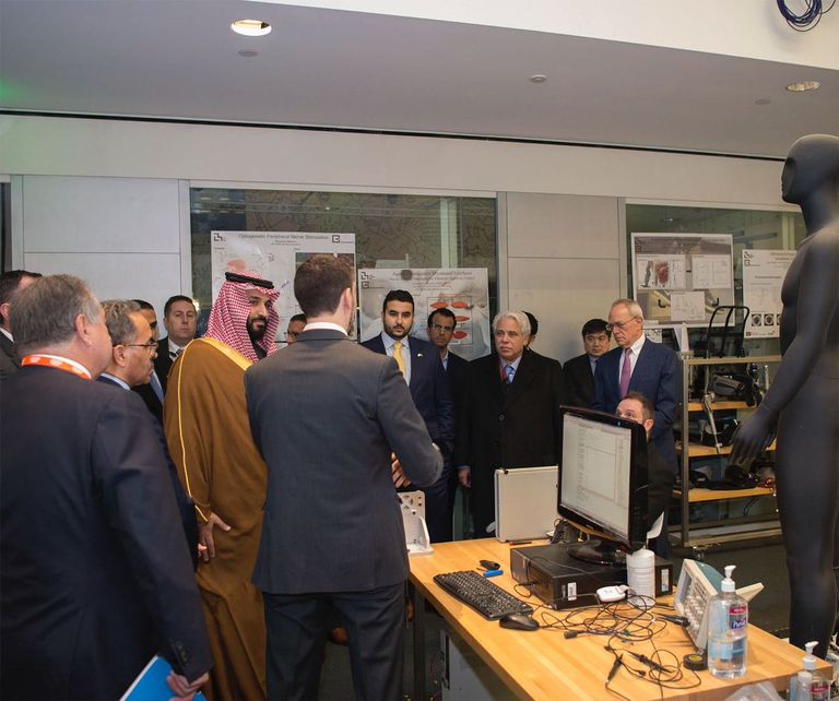 زيارة جامعة هارفارد محمد بن سلمان خلال زيارة شركة أبل