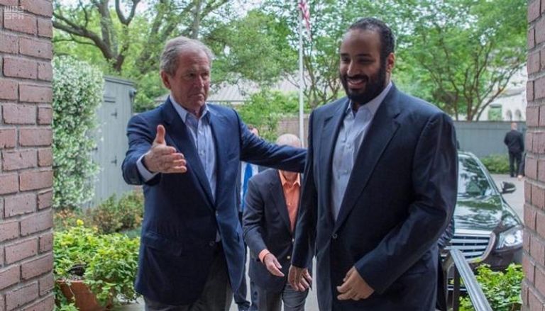 جورج بوش الابن يرحب بولي العهد السعودي الأمير محمد بن سلمان