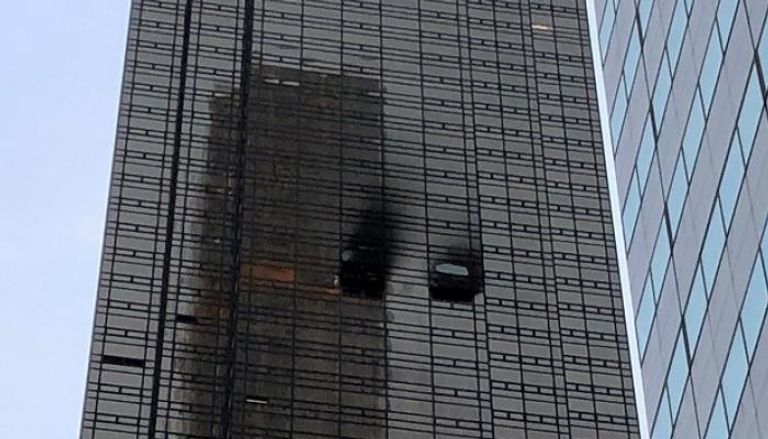 آثار الحريق واضحة على برج ترامب - رويترز
