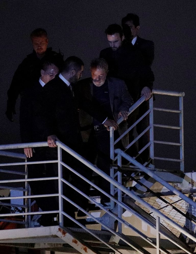 دا سيلفا يصل إلى السجن  دا سيلفا أثناء وصوله إلى السجن - رويترز