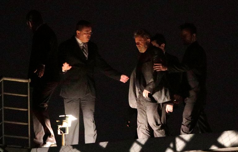 دا سيلفا يصل إلى السجن  دا سيلفا أثناء وصوله إلى السجن - رويترز