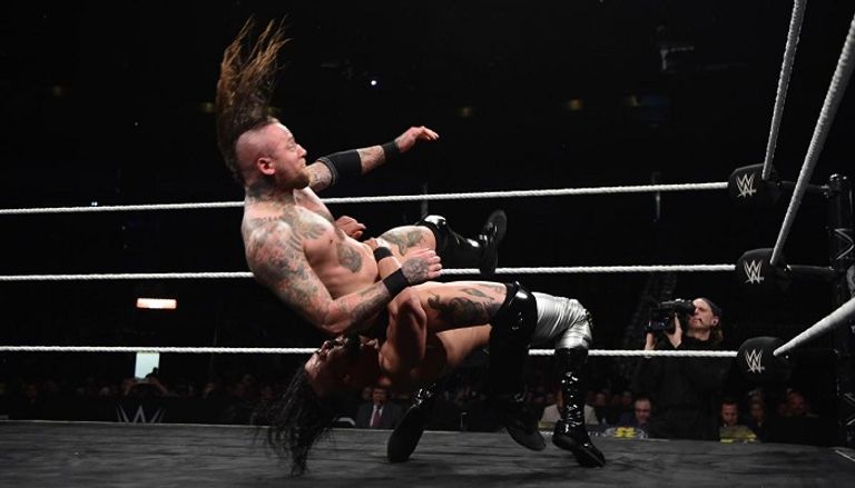 أليستر بلاك يحمل حزام البطولة بعد الفوز