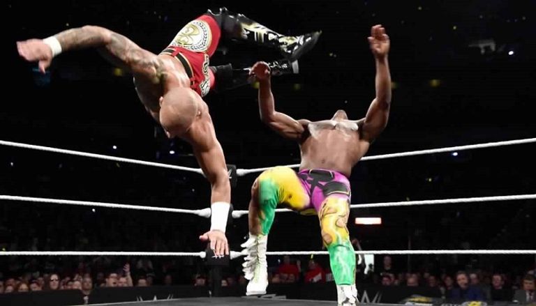 آدم كول يحمل حزام البطولة الجديدة