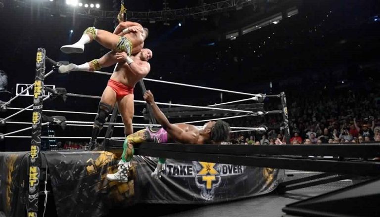 آدم كول يحمل حزام البطولة الجديدة